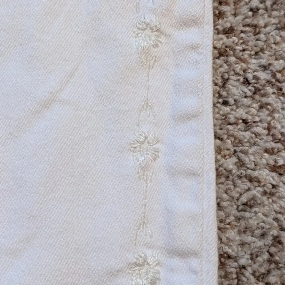 LEVI'S women's White denim Bermuda jean shorts, size 32/14. Embroidered; Classic - Picture 3 of 9
